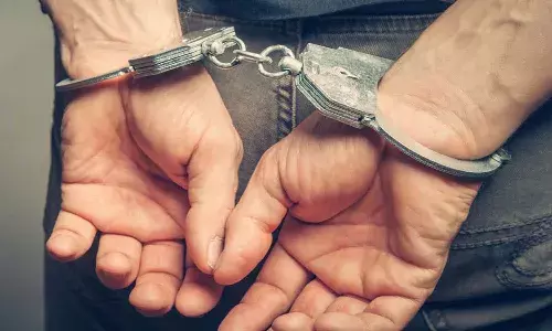 దొంగలు ఫస్ట్ క్లాస్గా పోలీసులకు దొరికిపోయారు.. ఎలాగనుకుంటున్నారా..?