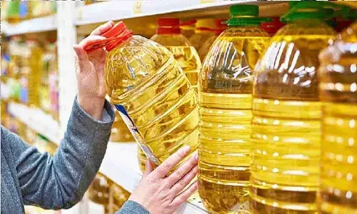 సామాన్యుడి జేబుకు చిల్లు.. బ్లాక్‌లో వంటనూనెలు.. విజిలెన్స్ దాడులు