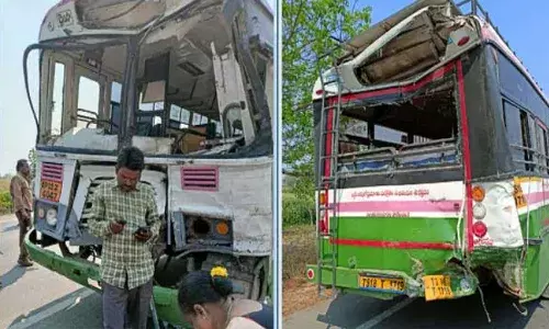 రెండు ఆర్టీసీ బస్సులు ఢీ.. 30 మందికి గాయాలు