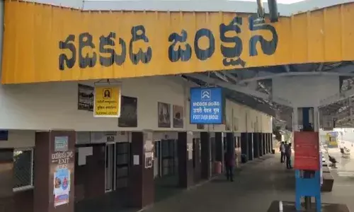 రైల్వేస్టేషన్లో ప్రయాణికులపై దుండగుల దాడి.. రూ.89 లక్షల నగదుతో పరార్