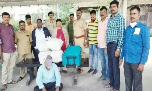 రైల్వే ప్రయాణీకుడు ఏదో లగేజ్‌తో వెళుతున్నాడని అనుకున్నారు.. కానీ..!