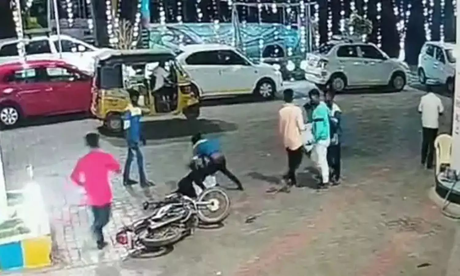 పెట్రోల్ బంక్ వద్ద గొడవ.. ఆపడానికి పోతే కొట్టి చంపారు