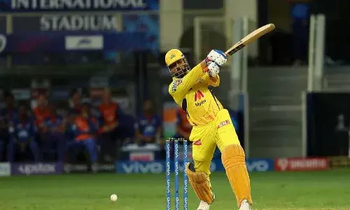 సూరత్లో భారీ సిక్సర్లు కొట్టడం మొదలుపెట్టిన ధోని