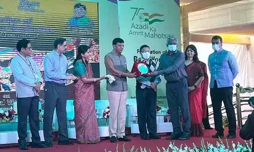 ఉత్తమ వ్యాక్సినేటర్ అవార్డు అందుకున్న ఇద్దరు మహిళలు