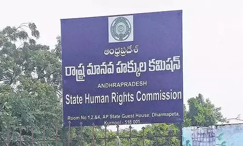 యువకుడి ఆత్మహత్యపై విచారణకు ఆదేశం.. తూర్పుగోదావరి ఎస్పీకి నోటీసులు