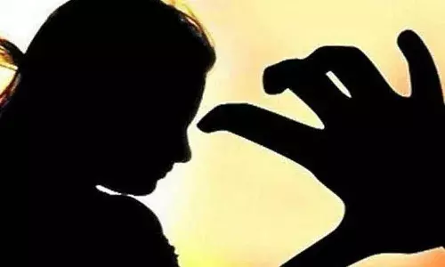 కృష్ణా జిల్లాలో దారుణం.. ప్రియుడిని తాళ్లతో కట్టేసి.. ప్రియురాలిపై అత్యాచారం
