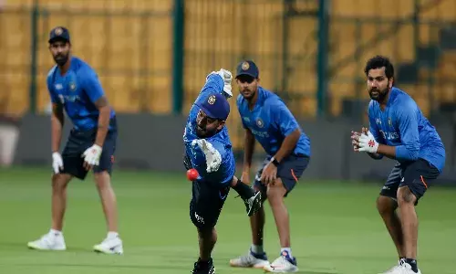 నేటి నుంచే గులాబి పోరు.. అందరి చూపు విరాట్పైనే