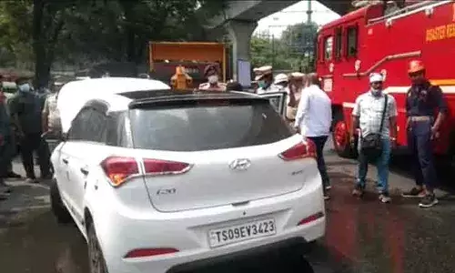 కదులుతున్న కారులో చెలరేగిన మంటలు.. అసెంబ్లీ సమీపంలో ఘటన