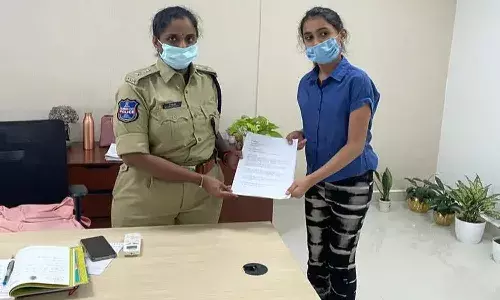 జీహెచ్ఎంసీ అధికారులపై.. పోలీసులకు ఫిర్యాదు చేసిన 11 ఏళ్ల బాలిక