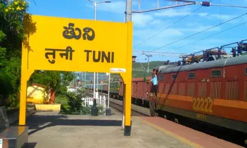రైలు కింద పడి యువకుడి ఆత్మహత్య.. తుని రైల్వేస్టేషన్లో ఘటన
