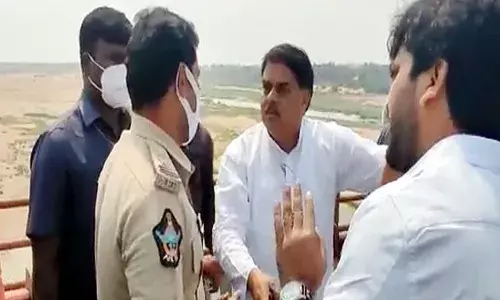 కనకదుర్గవారధిపై జనసేన ఫ్లెక్సీల తొలగింపు.. ఉద్రిక్తత