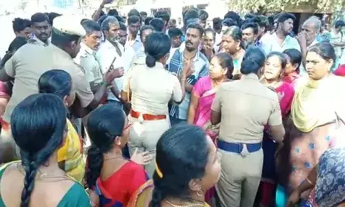 విద్యార్థిని ఆత్మహత్య కలకలం.. ప్రొఫెసర్లు ఆ పని చేయమనడంతో..