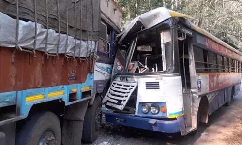 తూర్పుగోదావరిలో ఆర్టీసీ బస్సు - లారీ ఢీ.. 22 మందికి గాయాలు