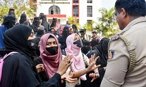 హిజాబ్ వివాదం.. కర్ణాటక హైకోర్టు సంచలన తీర్పు