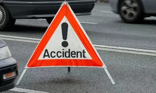 ద్విచ‌క్ర‌వాహ‌నాన్ని ఢీ కొన్న పాఠ‌శాల బ‌స్సు.. ముగ్గురు చిన్నారులు మృతి