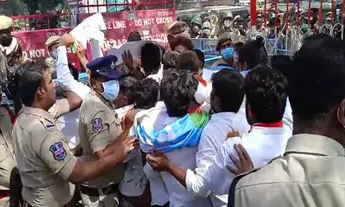 గాంధీభవన్ వద్ద తీవ్ర ఉద్రిక్తత