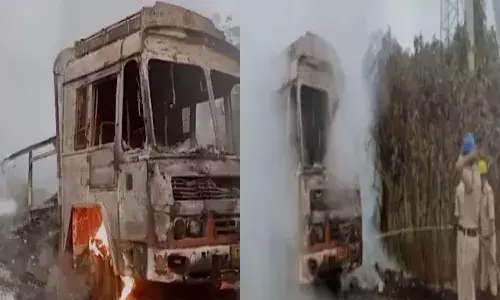 విశాఖలో అగ్నిపెట్టెల లోడ్తో వెలుతున్న లారీ దగ్ధం.. 4 కి.మీ ట్రాఫిక్ జామ్