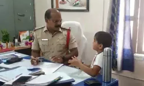 ట్రాఫిక్ సమస్యను పరిష్కరించండి.. పోలీసులను ఆశ్రయించిన బుడ్డోడు.. నెట్టింట వీడియో వైరల్