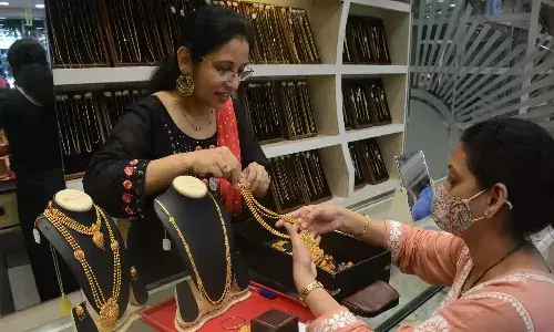 మ‌గువ‌ల‌కు గుడ్‌న్యూస్‌.. త‌గ్గిన బంగారం, వెండి ధ‌ర‌లు