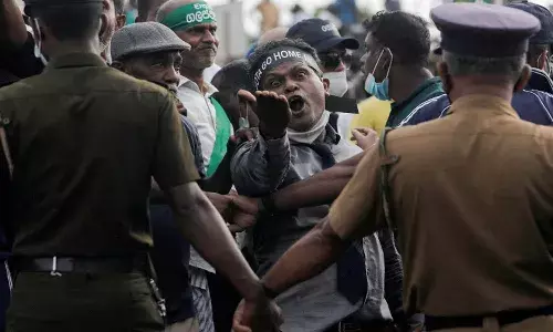 ఆర్థిక సంక్షోభం : చికెన్ ధర రూ.1000.. ఇంధనం కోసం క్యూ లో వేచి ఉన్న ఇద్దరు మృతి