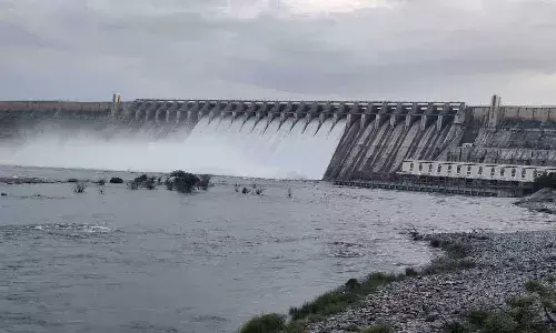 సాగర్ జలాశయంలో దూకిన పెళ్లి కాని జంట