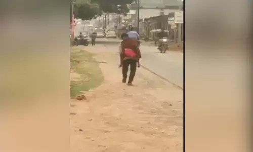 హృదయవిదారకం.. కుమారై మృతదేహాన్ని భుజాలపై 10కి.మీ మోసుకెళ్లిన తండ్రి.. వీడియో