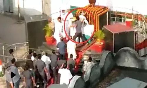 సొంత ఊరిలో ముఖ్యమంత్రి మీద దాడి చేసిన యువకుడు