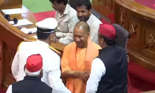 యూపీ శాసనసభలో అరుదైన ఘట్టం.. ప్రత్యర్థులిద్దరూ కరచాలనం చేసుకున్నారు