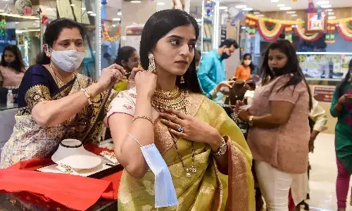 శుభవార్త.. భారీగా తగ్గిన బంగారం ధర