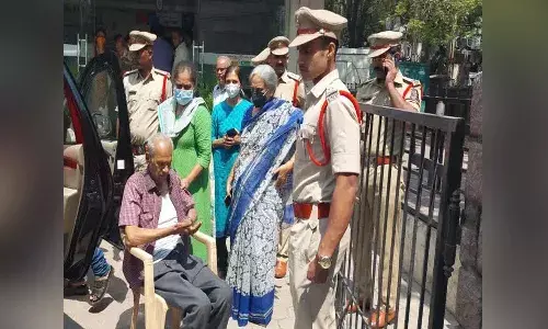 బ్యాంకు సిబ్బంది నిర్లక్ష్యం.. 18 గంటల పాటు లాకర్ గదిలో వృద్ధుడు..!
