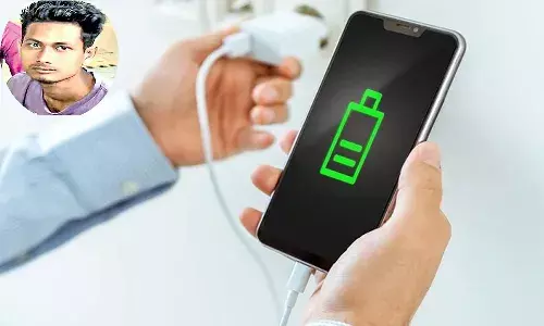 ఛార్జింగ్ పెట్టి ఫోన్ మాట్లాడుతుండ‌గా..