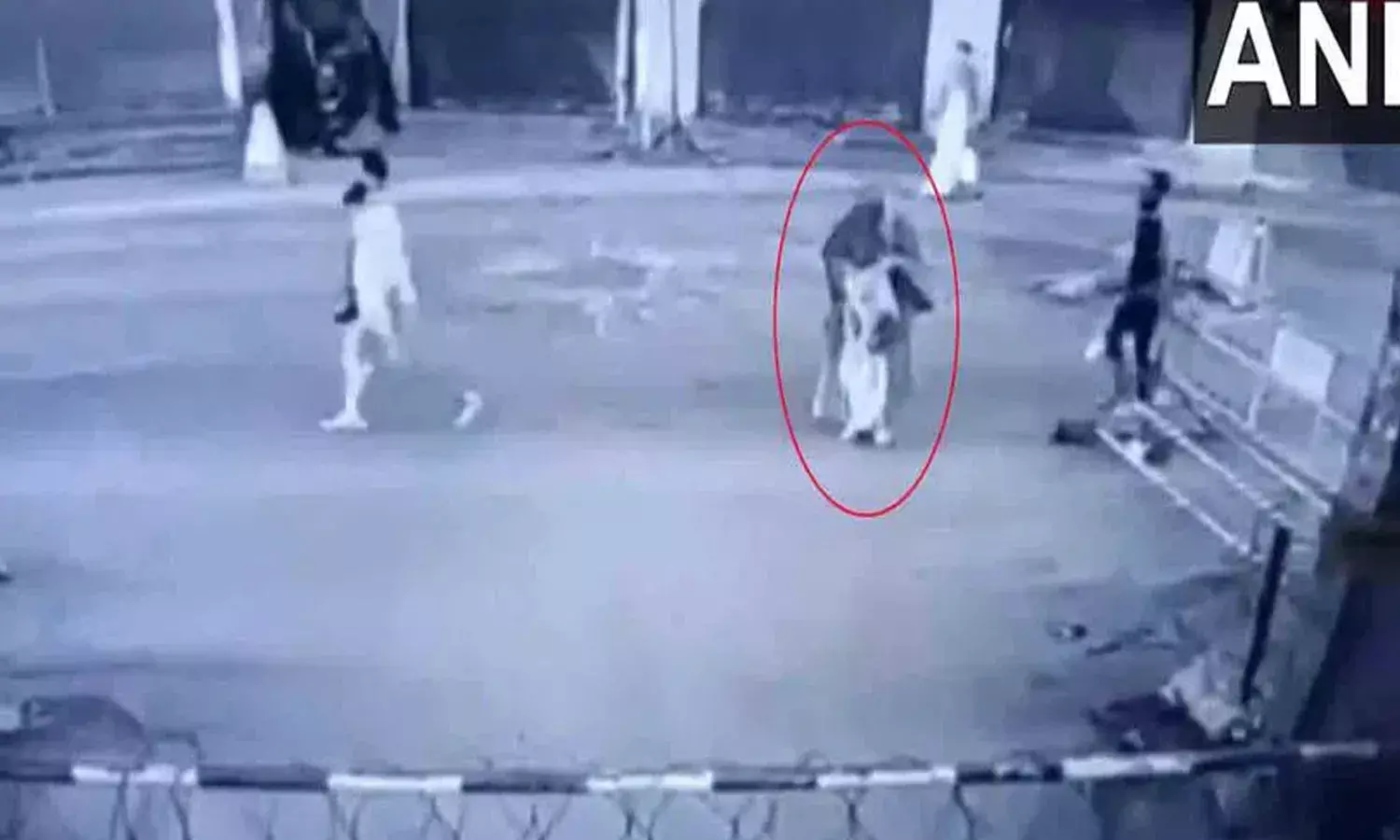 సీఆర్పీఎఫ్ బంకర్‌పై బాంబు విసిరిన మహిళ.. వీడియో వైరల్