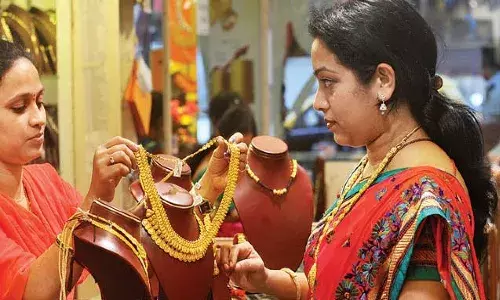 గుడ్న్యూస్.. భారీగా తగ్గిన వెండి, నిలకడగా బంగారం ధర