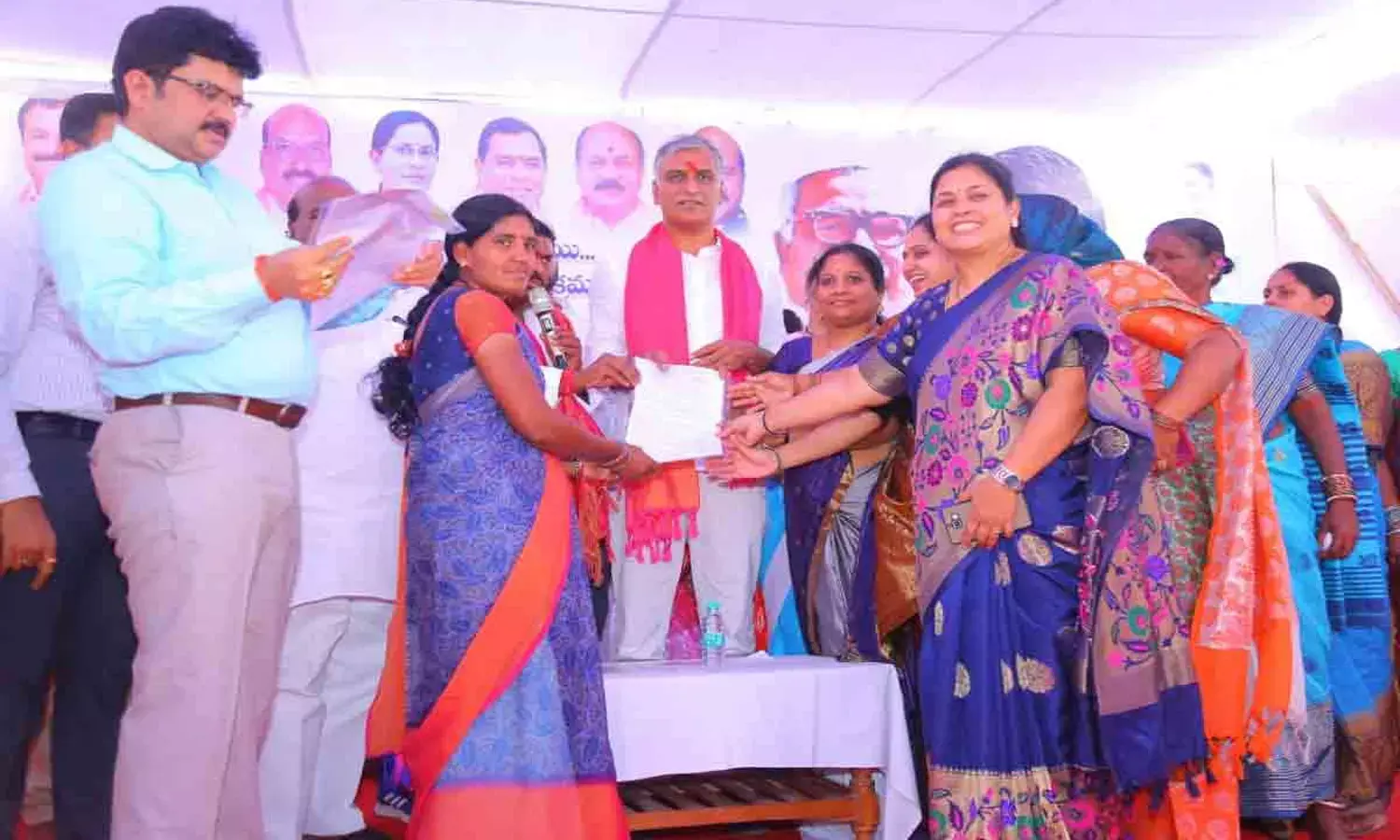 ఆ 100 కుటుంబాల్లో సీఎం ముందే పండుగ వాతావరణాన్ని తీసుకొచ్చారు