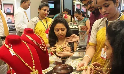 పండుగ పూట షాకిస్తున్న బంగారం ధర