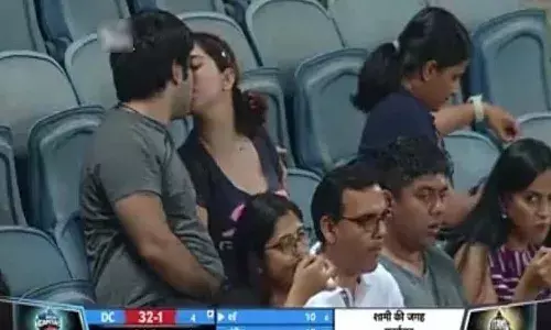 ఐపీఎల్ లైవ్.. కిస్ చేసుకుంటూ కనిపించిన జంట.. ఇక సోషల్ మీడియాలో రచ్చ