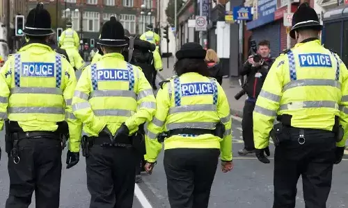 ఎండాకాలంలో కూడా కోట్ వేసుకున్నాడని వ్యక్తిని విచారించిన ఇంగ్లండ్ పోలీసులు