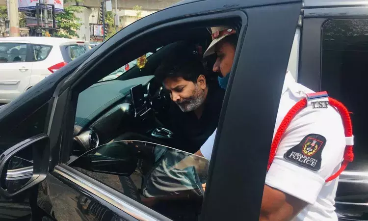 త్రివిక్రమ్ కారుకు ట్రాఫిక్ పోలీసుల ఫైన్‌..