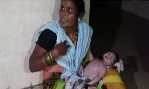 కరెంట్ కోతలు.. నర్సీపట్నం ఆస్పత్రిలో సెల్ఫోన్ లైట్ల వెలుగులో ప్రసవం