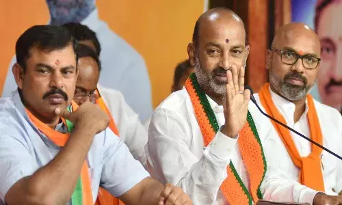 టీఆర్ఎస్ కు పోటీగా ధర్నా చేస్తున్న బీజేపీ చీఫ్ బండి సంజయ్ అండ్ కో..