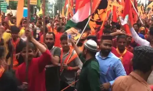 శ్రీరామ నవమి ఊరేగింపు.. హిందువులకు మంచి నీళ్లను అందించిన ముస్లింలు