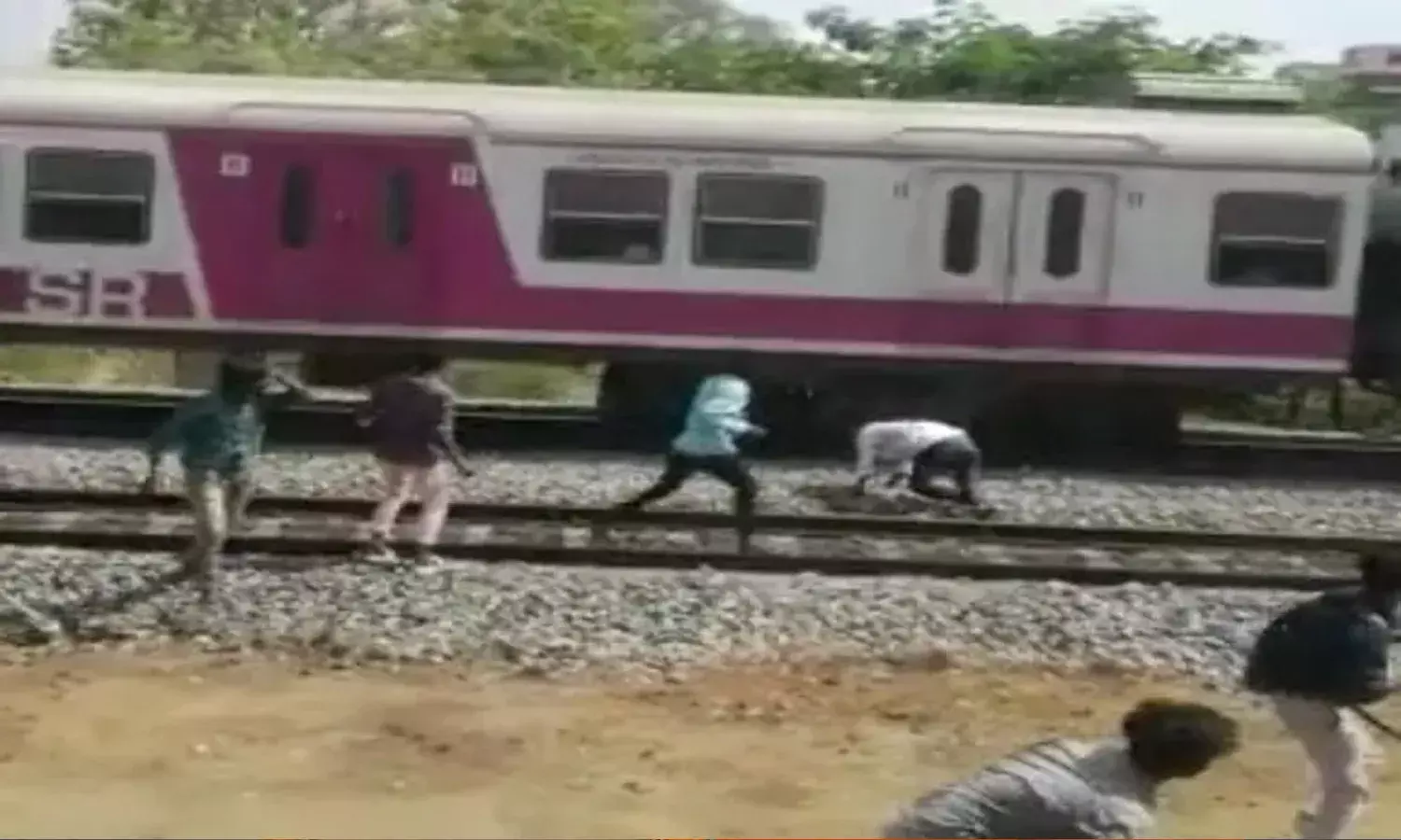 రెండు స్టూడెంట్ గ్యాంగుల మధ్య గొడవ.. టెన్షన్ పడ్డ ప్రయాణీకులు