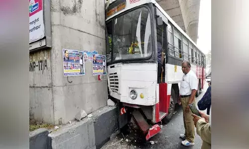 మెట్రో పిల్లర్ను ఢీ కొట్టిన ఆర్టీసీ బస్సు