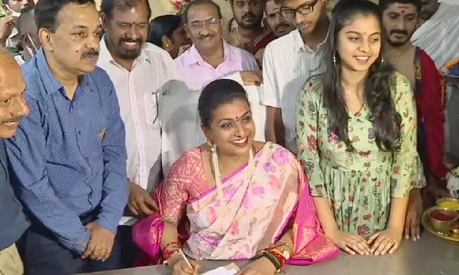 పర్యాటక శాఖ మంత్రిగా బాధ్యతలు చేపట్టిన రోజా.. తొలి సంత‌కం దేనిపై చేశారంటే