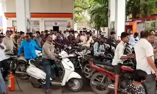 బంప‌ర్ ఆఫ‌ర్‌.. రూపాయికే లీట‌ర్ పెట్రోల్‌.. ఎగబడ్డ జనం