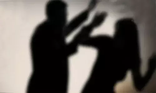 మహిళను వివస్త్రను చేసి కొట్టారు..