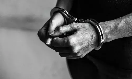 టిఫిన్ లో ఉప్పు ఎక్కువగా వేసిందని భార్యను చంపేసిన భర్త