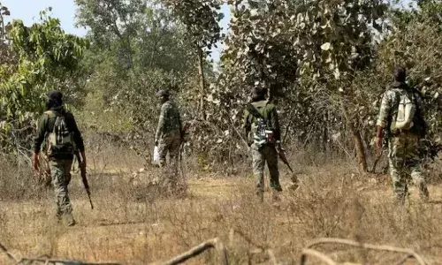 పోలీస్ క్యాంప్పై మావోయిస్టుల దాడి.. నలుగురు జవాన్లకు గాయాలు