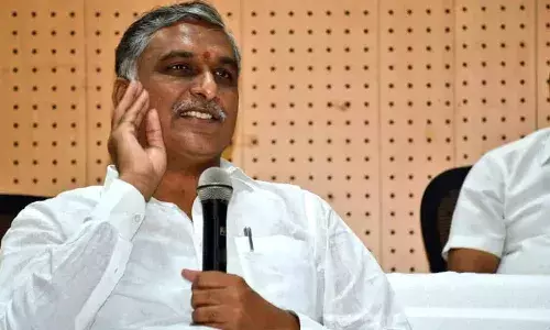 వరి సేకరణ విధానంలో కేంద్ర ప్రభుత్వం ద్వంద్వ ప్రమాణాలను అనుసరిస్తోంది