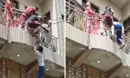 బాల్కనీకి వేలాడుతూ క‌నిపించిన వ్య‌క్తి.. త‌ర్వాత ఏమ‌యిందంటే..
